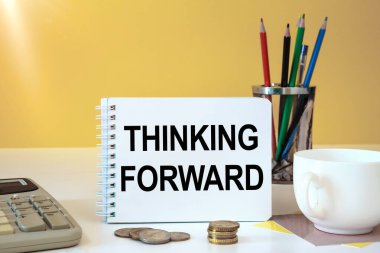 İş konsepti - Çalışma masası ve İleri Düşünen Not Defteri