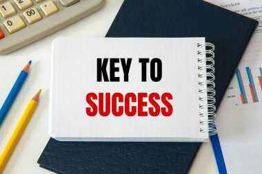 İş konsepti - Çalışma masası ve not defteri yazımı Başarı anahtarı
