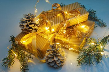 Noel veya yeni yıl kompozisyonu, ahşap mavi arka plan ve altın Noel süslemeleri ve hediyeleri