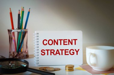 İş konsepti - çalışma alanı ofis masası ve dizüstü bilgisayar yazma içeriği STRATEJİ