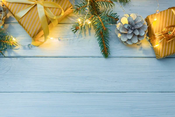 圣诞或新年作文 木制蓝色背景 金色圣诞装饰和礼物 — 图库照片