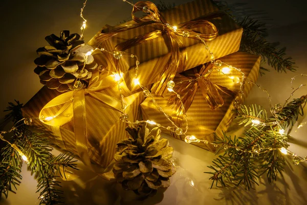 Karácsonyi Vagy Újévi Kompozíció Arany Karácsonyi Dekorációk Ajándékok Fények — Stock Fotó