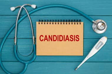 Üzerinde Candidiasis ve stetoskop yazılıydı. Tıbbi konsept.