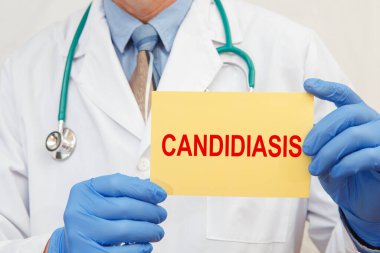 Doktor Candidiasis 'in yakın çekim metnini tutuyor. Tıbbi konsept