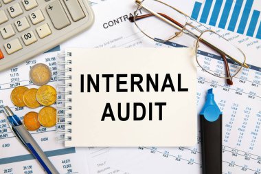 INTERNAL AUDIT bir ofis masasının üzerindeki bir not defterine yazılır..