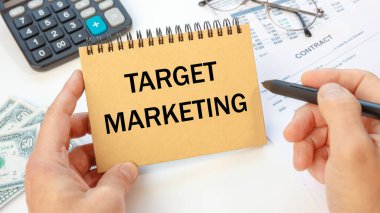 İş konsepti - Çalışma alanı ofis masası ve TARget MarkeTing yazan defter