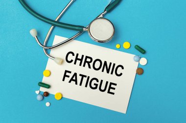 Kart, CHRONIC FATIGUE, haplar ve stetoskop. Tıbbi konsept.