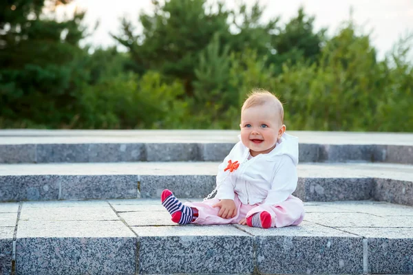 Malé Dítě Sedí Zemi Směje — Stock fotografie