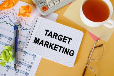 İş konsepti - Çalışma alanı ofis masası ve TARget MarkeTing yazan defter