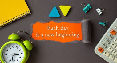 Metin her gün yeni bir başlangıçtır. Yırtık kahverengi kağıtların arkasında belirir. Motivasyon teşvik alıntısı.