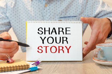 Yazılı defter. Hikayeni kırtasiye masasının üzerinde paylaş..