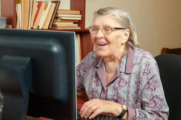 Elderly Woman Studying Computer Watching Internet — Stock Photo, Image