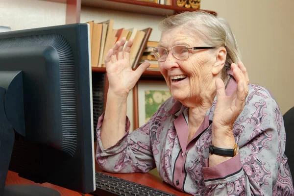 Äldre Kvinna Studerar Datorn Och Tittar Internet — Stockfoto
