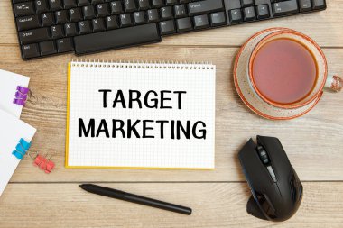 İş konsepti - Çalışma alanı ofis masası ve TARget MarkeTing yazan defter