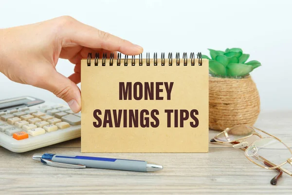 Σημειωματάριο Κείμενο Money Savings Tips Στο Τραπέζι Του Γραφείου Μεταξύ — Φωτογραφία Αρχείου