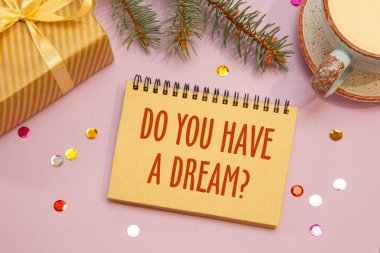 Zanaat defteri ve yazıtlar Pembe arka planda bir hayaliniz, sıcak kahveniz ve hediyeniz var mı?