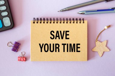 Save Your Time bir ofis masasının üzerindeki deftere ofis malzemeleriyle yazılmıştır..