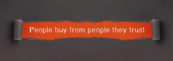 人们从他们信任的人那里买东西 红色背景的文字出现在撕破的纸张后面 — 图库照片
