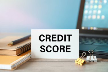 Kredi Puanı - ofis malzemeleri ve bilgisayarın yakınındaki bir karta bir yazı