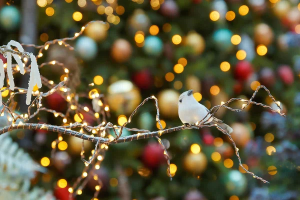 Bird Branch Χριστουγεννιάτικη Πρωτοχρονιά Σύνθεση Διακόσμηση Γκρο Πλαν Φόντο Φωτός — Φωτογραφία Αρχείου