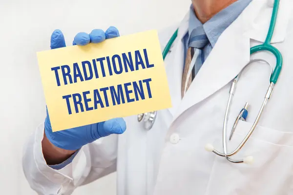 Γιατρός Κρατώντας Σημάδι Κείμενο Παραδοσιακή Θεραπεία Closeup Ιατρική Έννοια — Φωτογραφία Αρχείου