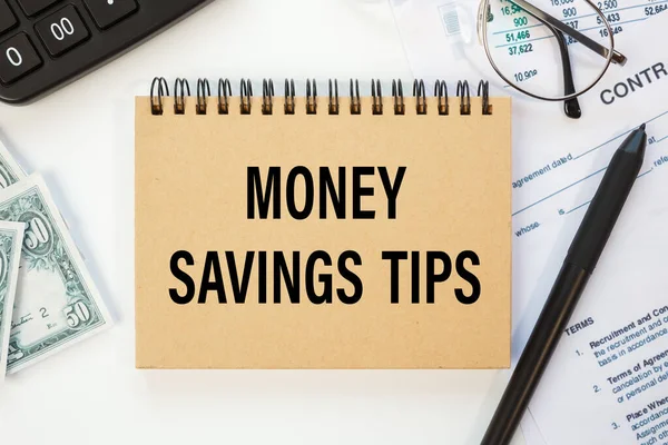 Σημειωματάριο Κείμενο Money Savings Tips Στο Τραπέζι Του Γραφείου Μεταξύ — Φωτογραφία Αρχείου