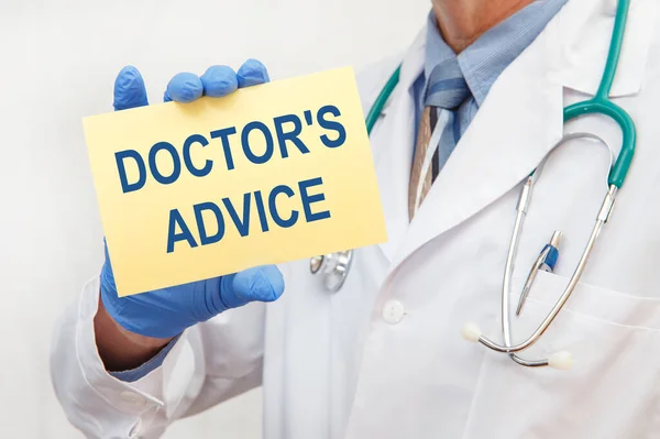 의사가 문자를 가지고 카드를 닥터는 Advice 의학적 — 스톡 사진