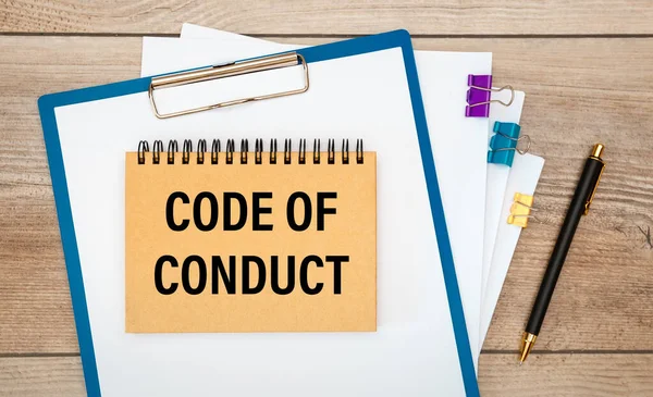 Üzerinde Conduct Kodları Dokümanlar Ahşap Bir Masa Üzerindeki Bir Kalem — Stok fotoğraf