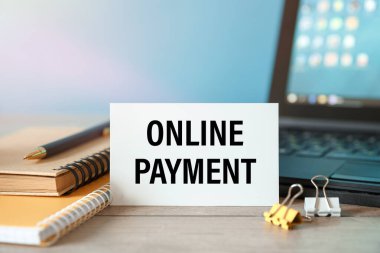 ONLINE Ödeme Ofis aksesuarları ile bir ofis masasında bir not defteri üzerine yazılır.