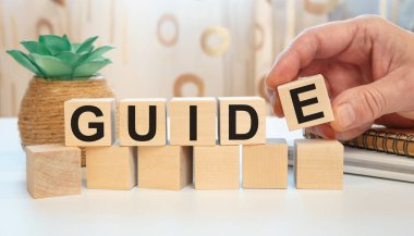 Beyaz arkaplanda kısaltma rehberi olan tahta küpler