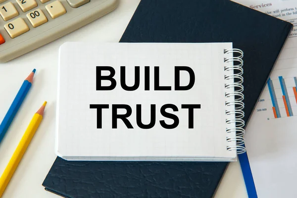 Build Trust Geschreven Een Notitieblok Een Bureau Met Kantooraccessoires — Stockfoto