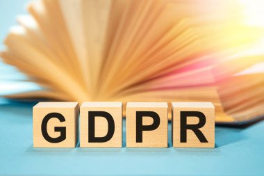 GDPR kelimesiyle tahta küp bloğu. Hukuki AB kavramını kabul edin ve genel veri koruma düzenlemesini koruyun