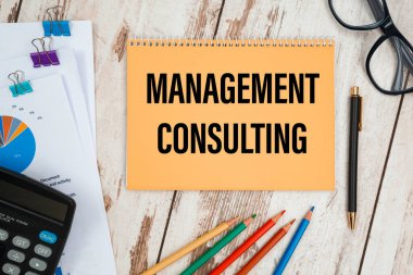 Ofis masası ve dizüstü bilgisayarında metin mantığı var.