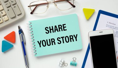 Yazılı defter. Hikayeni kırtasiye masasının üzerinde paylaş..