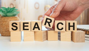 Arama optimizasyonu konsepti. Tahta küplerin kısaltması: Beyaz arkaplanda Araştır.