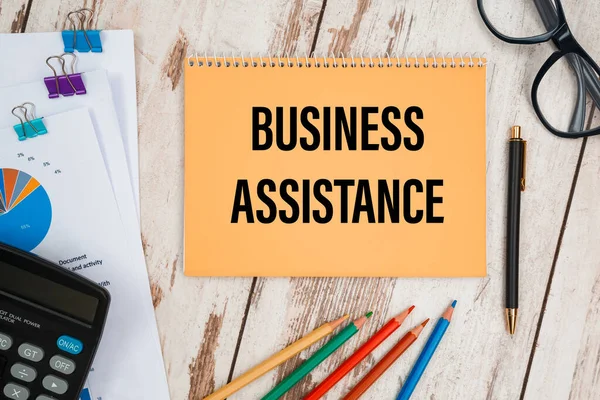 Business Assistance Scritto Blocco Note Una Scrivania Con Accessori Ufficio — Foto Stock