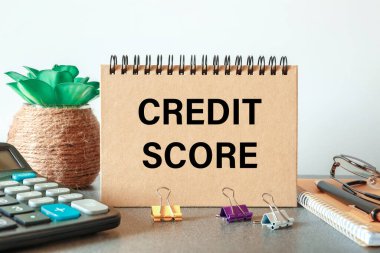 Kredi Puanı - ofis malzemeleri ve bilgisayarın yakınındaki bir karta bir yazı