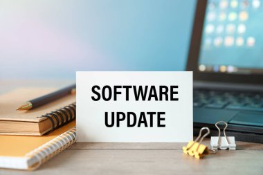SOFTWARE UPDATE - bir bilgisayar klavyesinin arka planında bir kart üzerinde bir yazı