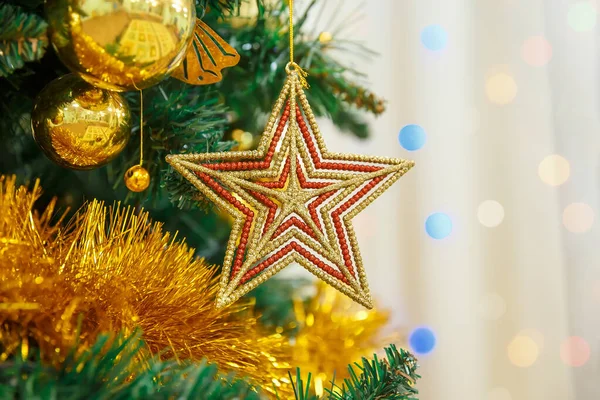 Διακόσμηση Χριστουγεννιάτικου Δέντρου Μορφή Ενός Κοντινού Αστεριού Φόντο Φωτός — Φωτογραφία Αρχείου