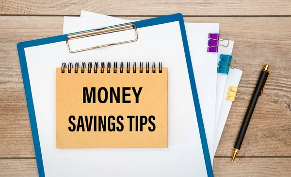 Geld Savings Tips Geschreven Een Notitieblok Een Bureau Met Kantooraccessoires — Stockfoto