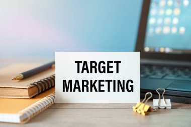 TARget MARKETING - ofis malzemeleri ve bilgisayar malzemelerinin yakınındaki bir kartta bir yazı