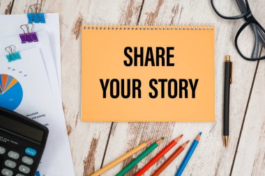 Yazılı defter. Hikayeni kırtasiye masasının üzerinde paylaş..