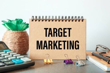 İş konsepti - Çalışma alanı ofis masası ve TARget MarkeTing yazan defter