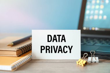 Veri gizliliği - bir bilgisayar klavyesinin arkaplanındaki bir kartta yazılıdır