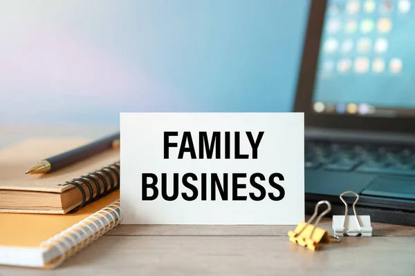 Family Business Scritto Blocco Note Una Scrivania Con Accessori Ufficio — Foto Stock