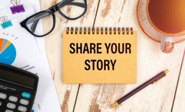 Yazılı defter. Hikayeni kırtasiye masasının üzerinde paylaş..