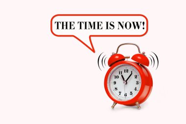 Time is Now açık pembe arkaplanda kırmızı alarmlı saat
