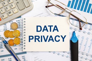 Ofis masasının üzerinde DATA Özellikli Defter kırtasiye arasında.