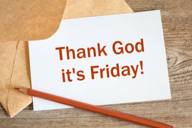 Zarf ve kartı aç. Şükürler olsun ki bugün Cuma. Tahta bir yüzey üzerinde kurşun kalem..