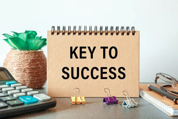 Ofis Masasının Üzerindeki Kırtasiyenin Üzerinde Key Success Yazan Defter — Stok fotoğraf